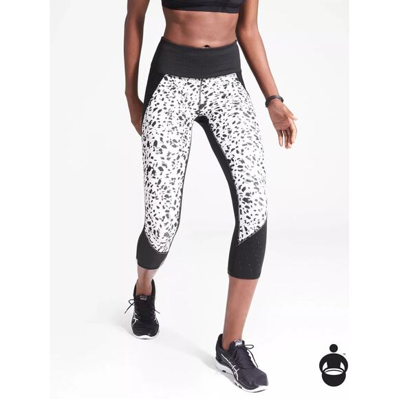Athleta Printed Stealth TruCool Capri Small Gym Running Athletic Black White - Picture 1 of 12